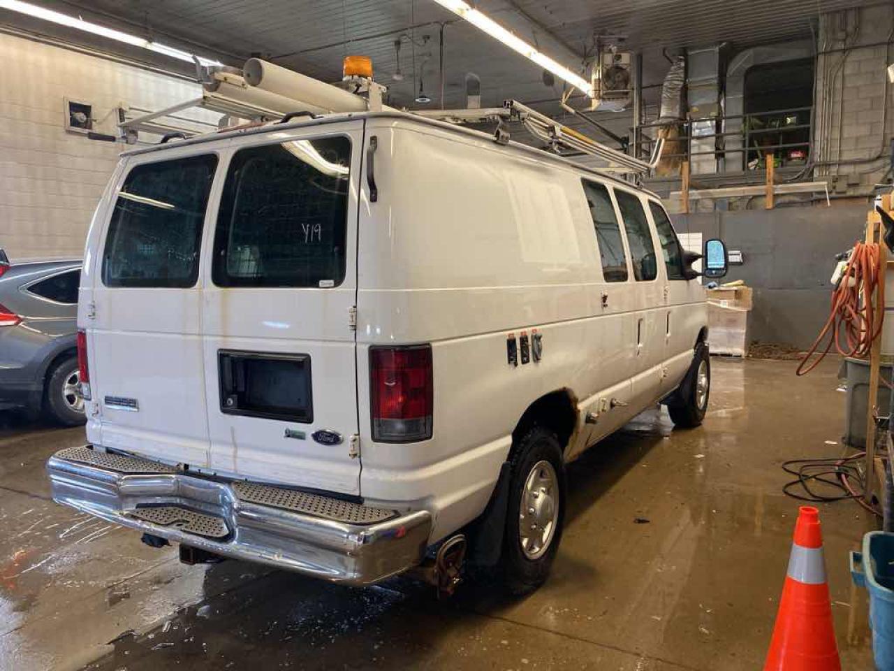 2010 Ford E350 ECONOLINE  SUP - Photo #4