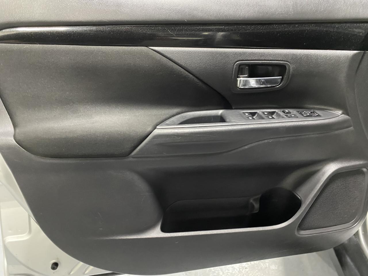 2019 Mitsubishi Outlander ES - Photo #11