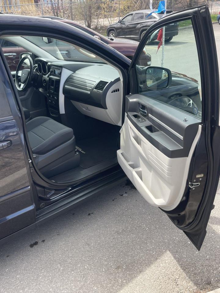 2010 Dodge Grand Caravan SE  ONLY 165,000 KMS    STOW N GO - Photo #7