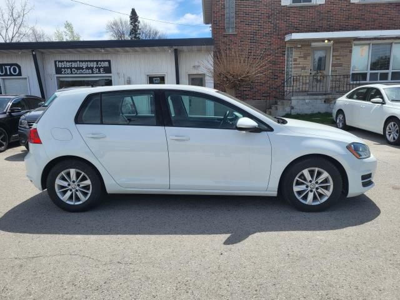 2015 Volkswagen Golf TRENDLINE Photo2