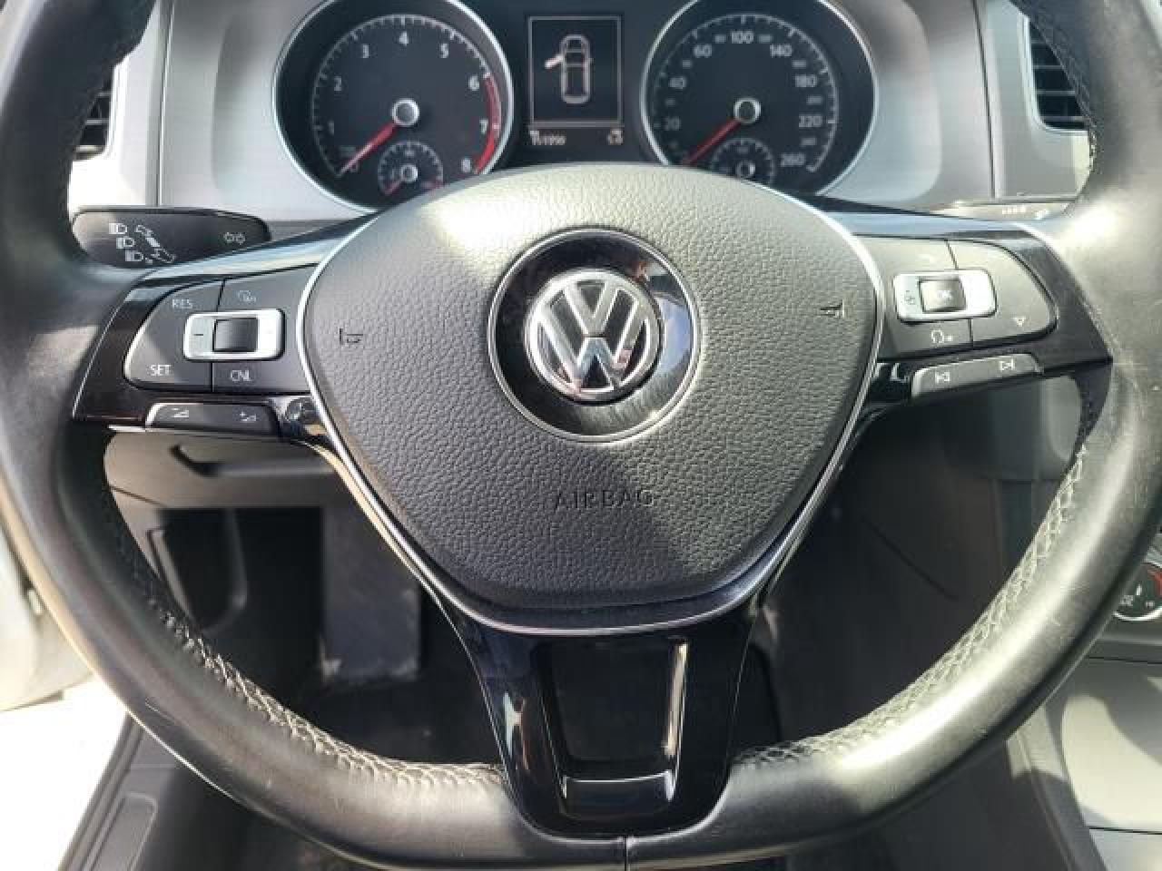 2015 Volkswagen Golf TRENDLINE Photo10