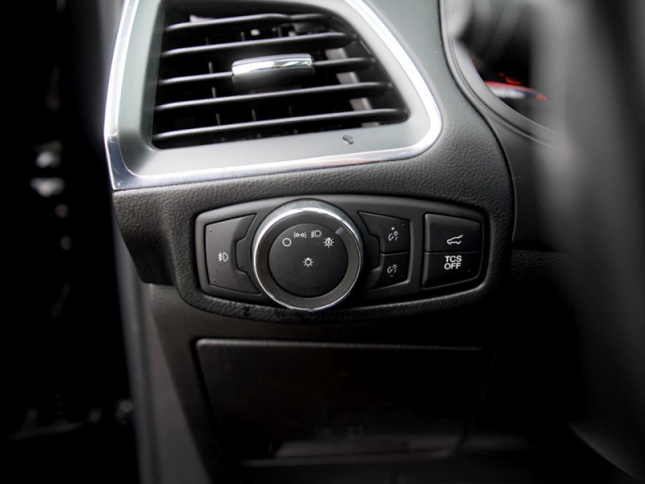 2022 Ford Edge Titanium  **PANO ROOF - PWR GATE** Photo