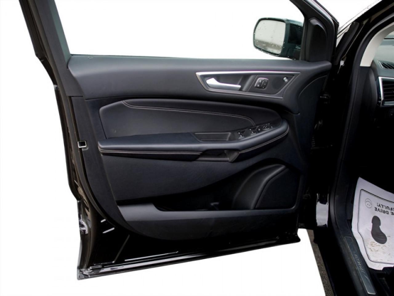 2022 Ford Edge Titanium  **PANO ROOF - PWR GATE** Photo