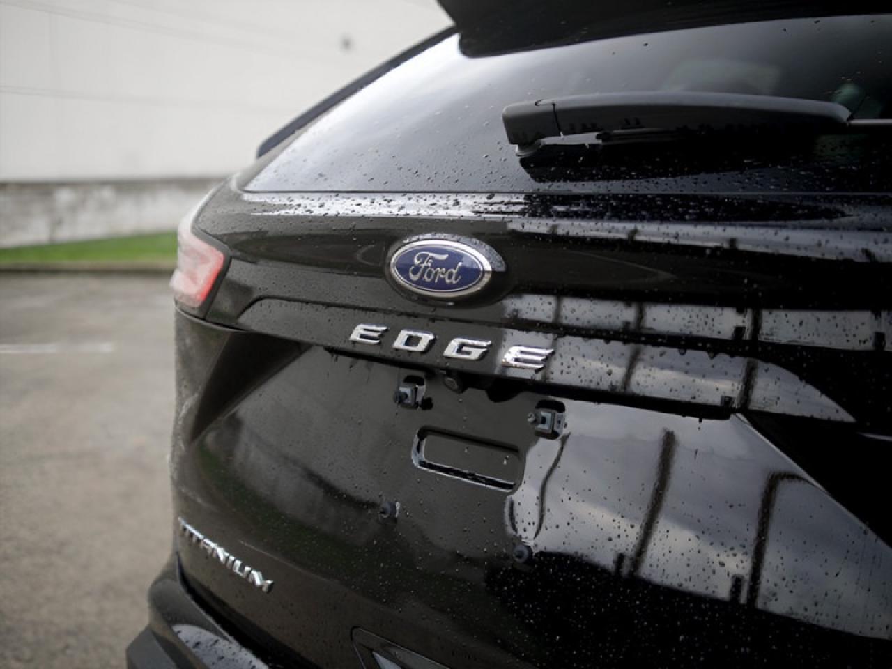 2022 Ford Edge Titanium  **PANO ROOF - PWR GATE** Photo