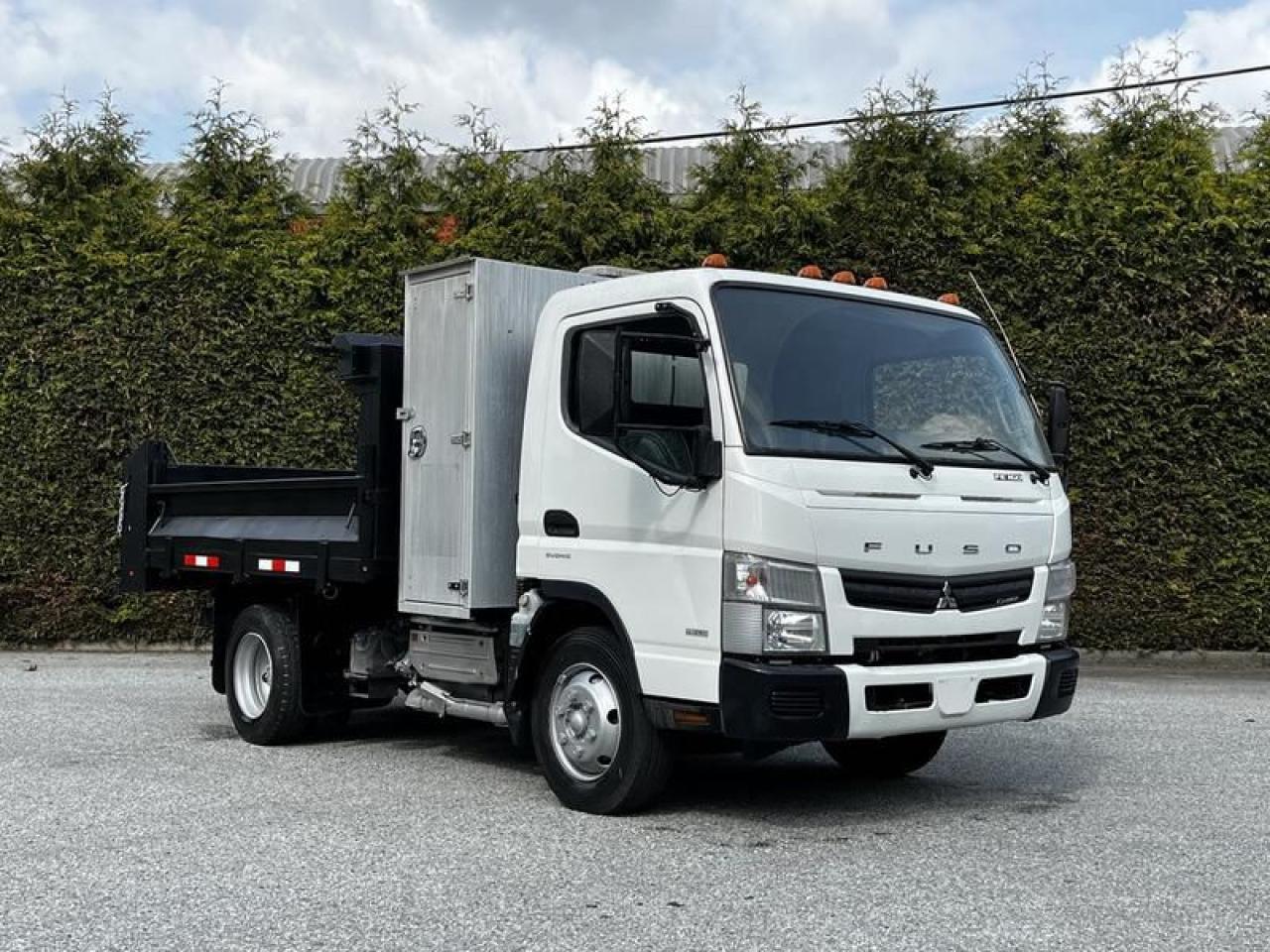 Used 2015 Mitsubishi FUSO FE 10 Foot Dump Truck Diesel for sale in Burnaby, BC