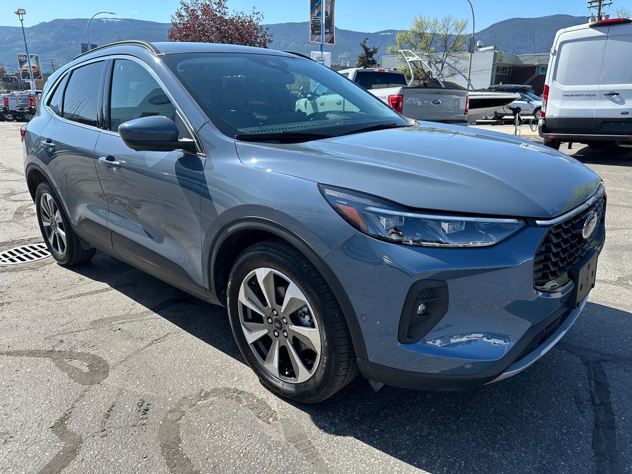2024 Ford Escape Platinum Photo2