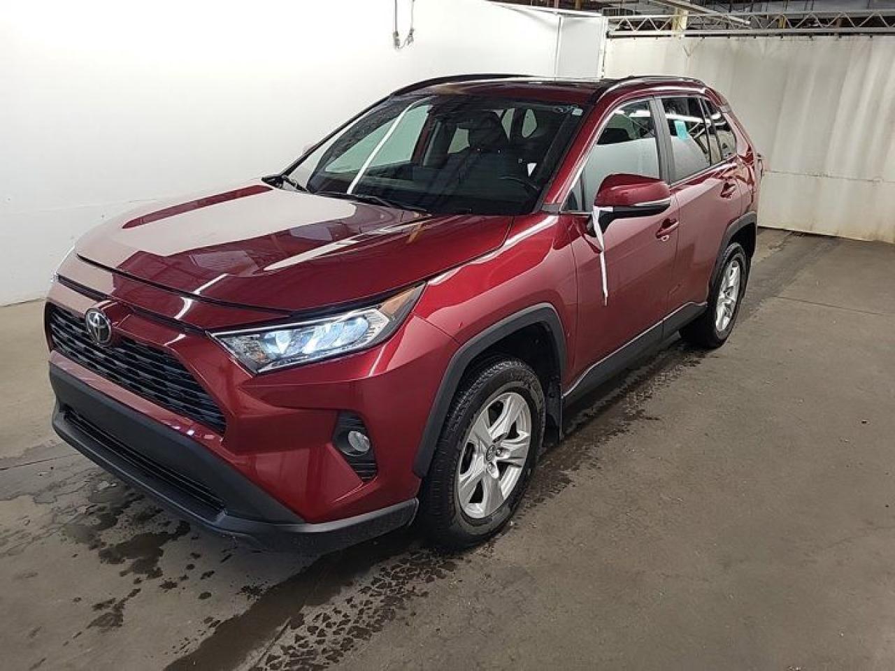Used 2020 Toyota RAV4 XLE AWD | Sunroof | Radar Cruise | Heated Seats | Rear Camera | Power Seat | and More ! for sale in Guelph, ON