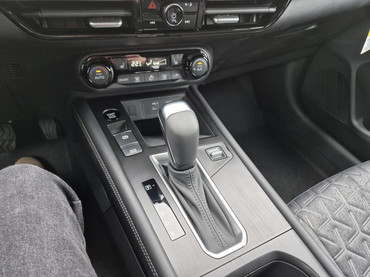 2025 Nissan Kicks SV Photo10