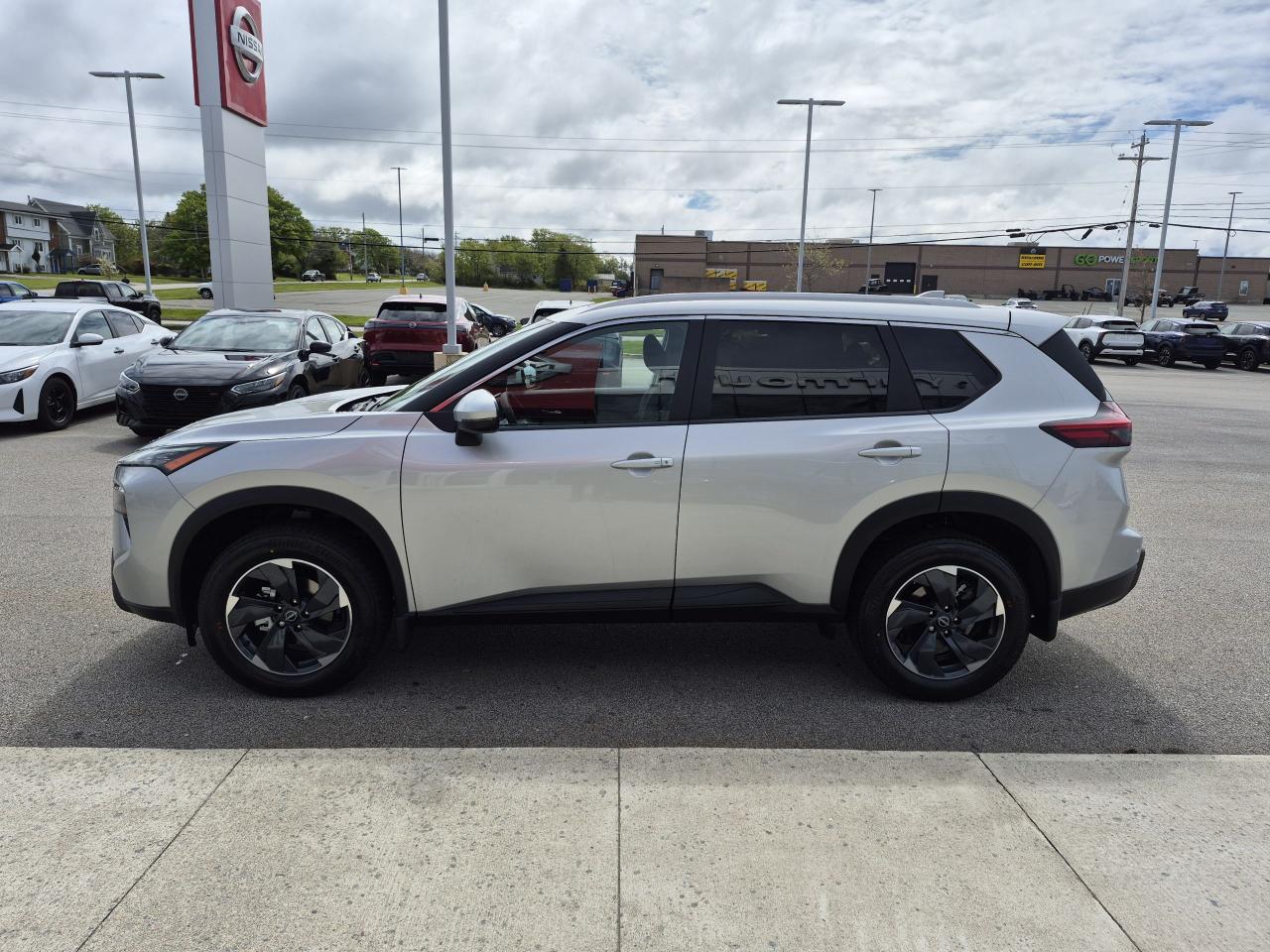 2025 Nissan Rogue SV MOONROOF Photo3