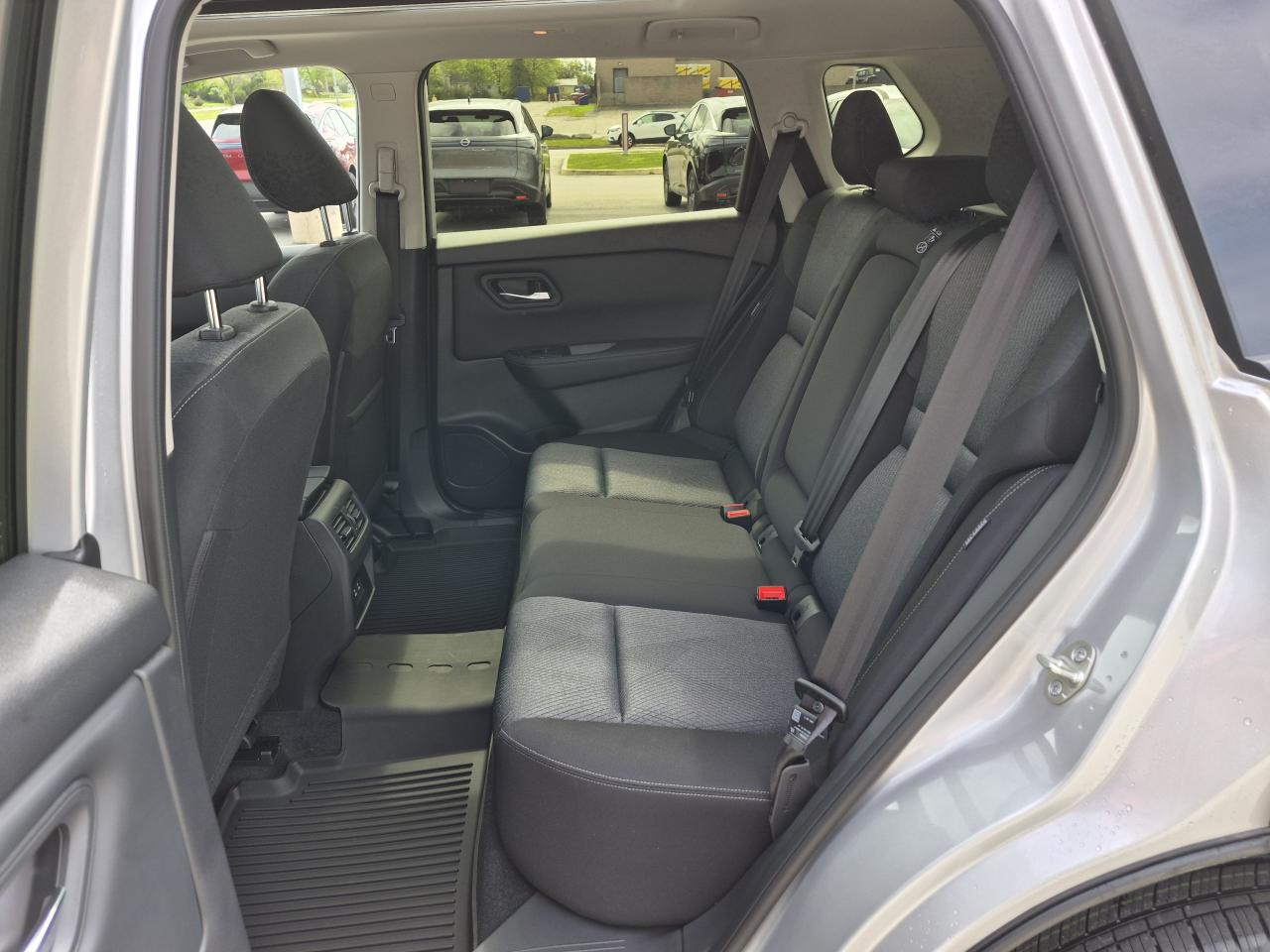 2025 Nissan Rogue SV MOONROOF Photo13