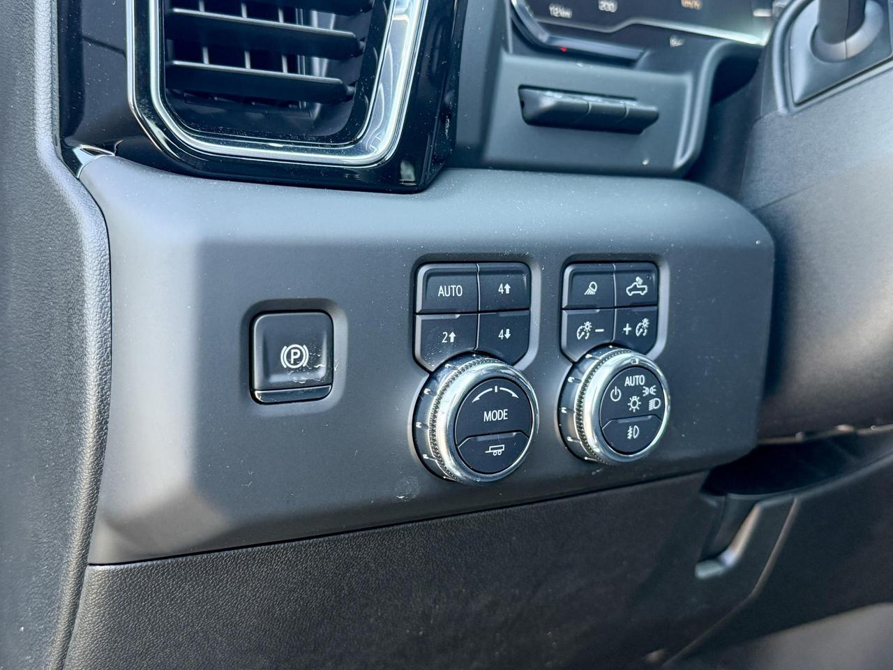 2025 GMC Sierra 2500 HD Denali DURAMAX 6.6L V8 WITH REMOTE START/ENTRY, HEATED SEATS, HEATED STEERING WHEEL, VENTILATED SEATS, SUNROOF, HD SURROUND VISION Photo