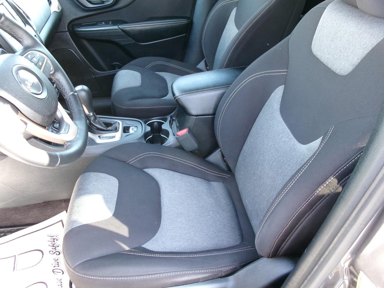 2016 Jeep Cherokee Sport  4x4 - Photo #5