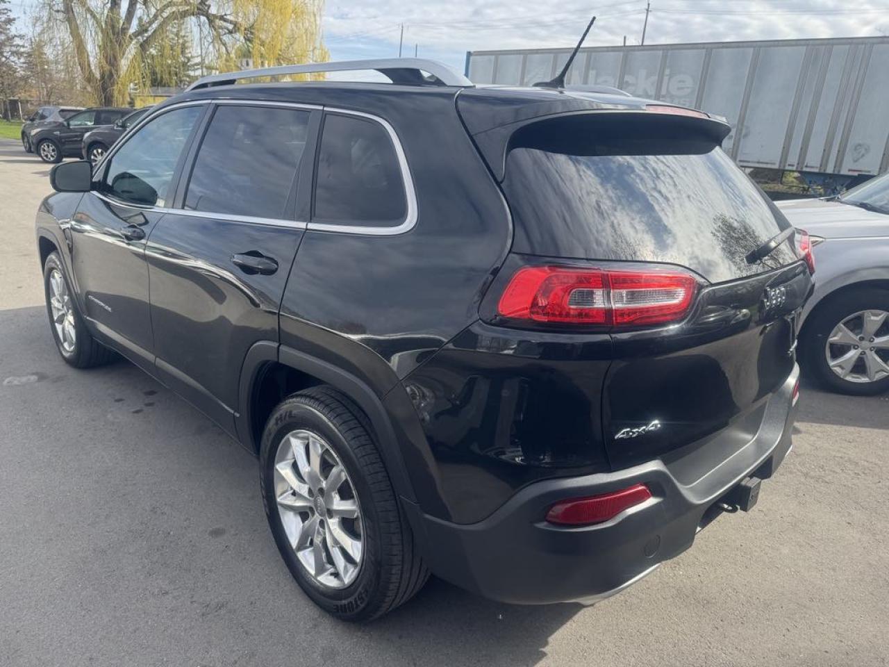 2015 Jeep Cherokee  - Photo #6