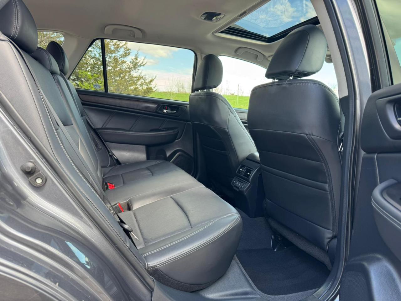 2019 Subaru Outback 3.6R LIMITED | ONE OWNER | LEATHER | SUNROOF | NAV Photo35