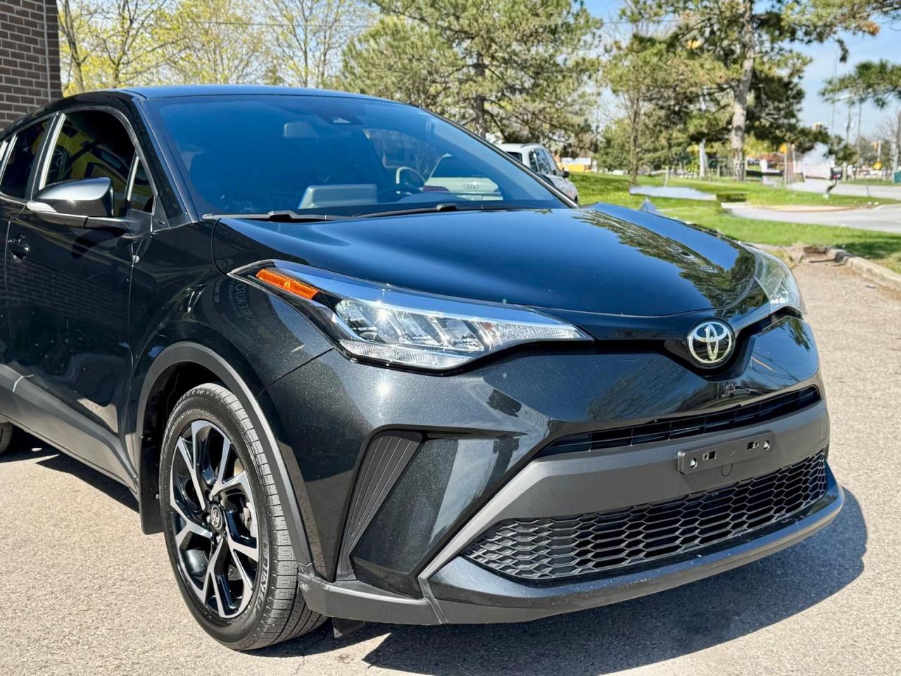 2022 Toyota C-HR XLE Premium Photo3