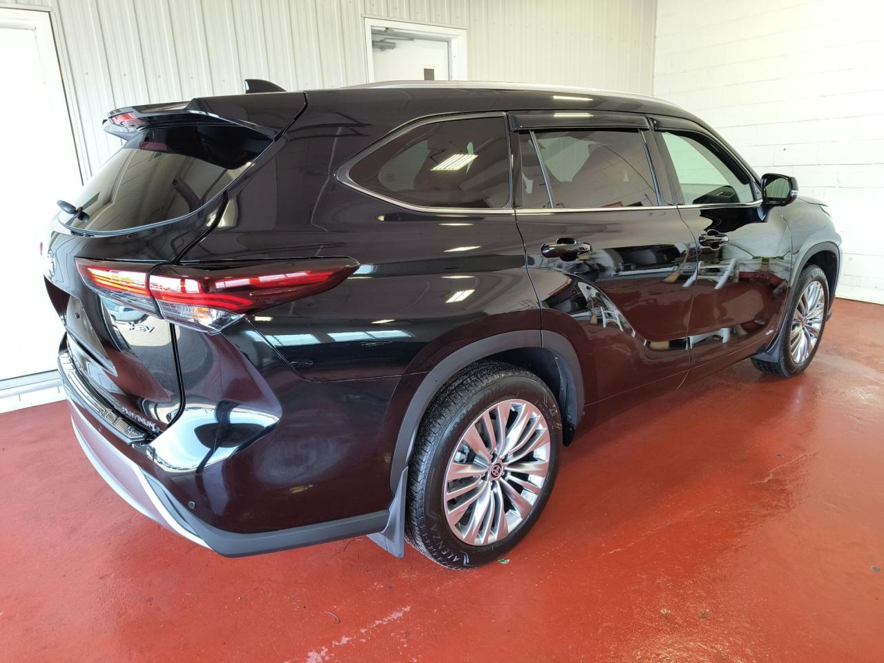 2025 Toyota Highlander HYBRID Limited Platinum AWD Photo2