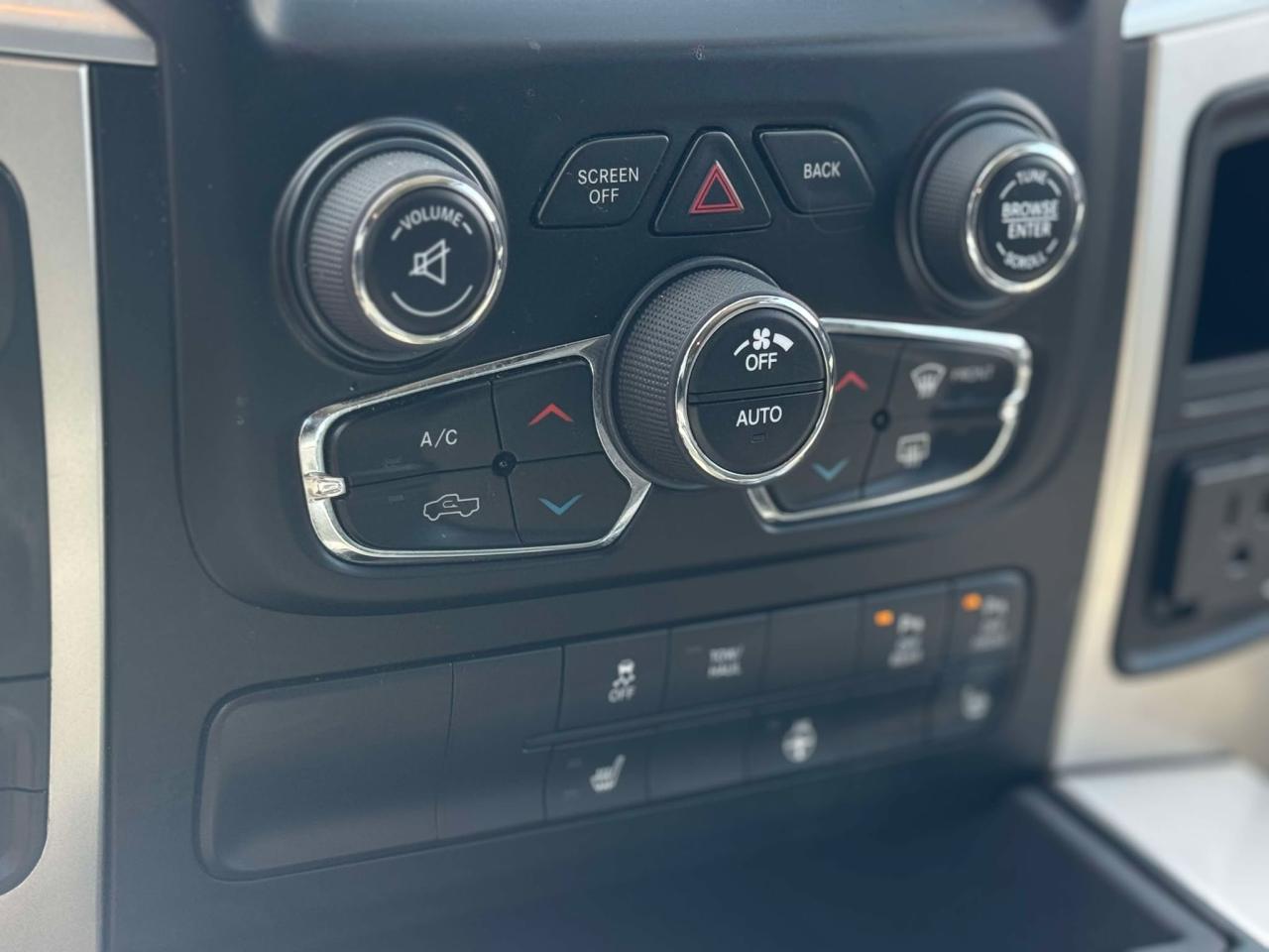 2016 RAM 1500 4WD CREW CAB 140.5" OUTDOORSMAN - Photo #18