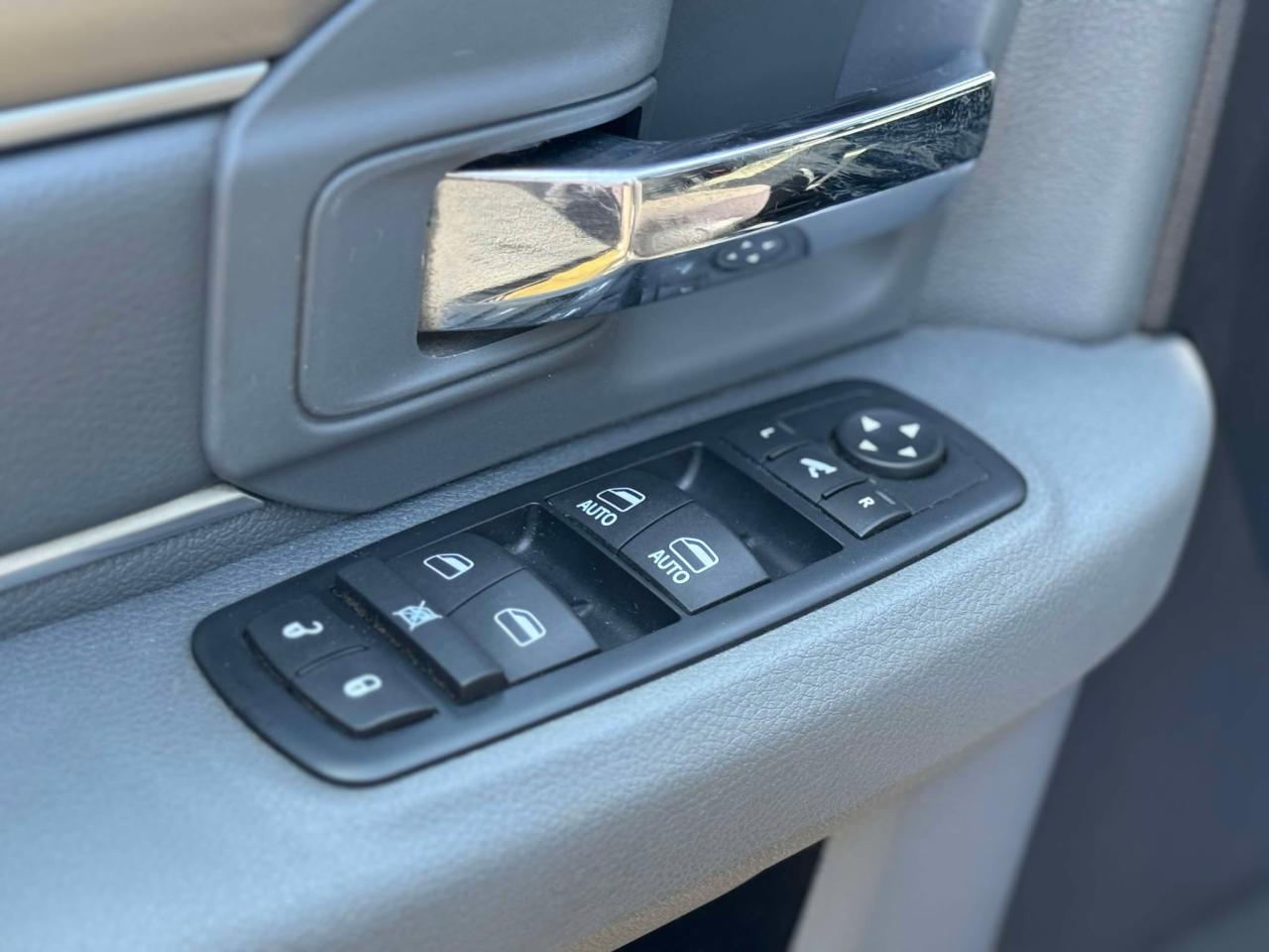 2016 RAM 1500 4WD CREW CAB 140.5" OUTDOORSMAN - Photo #19