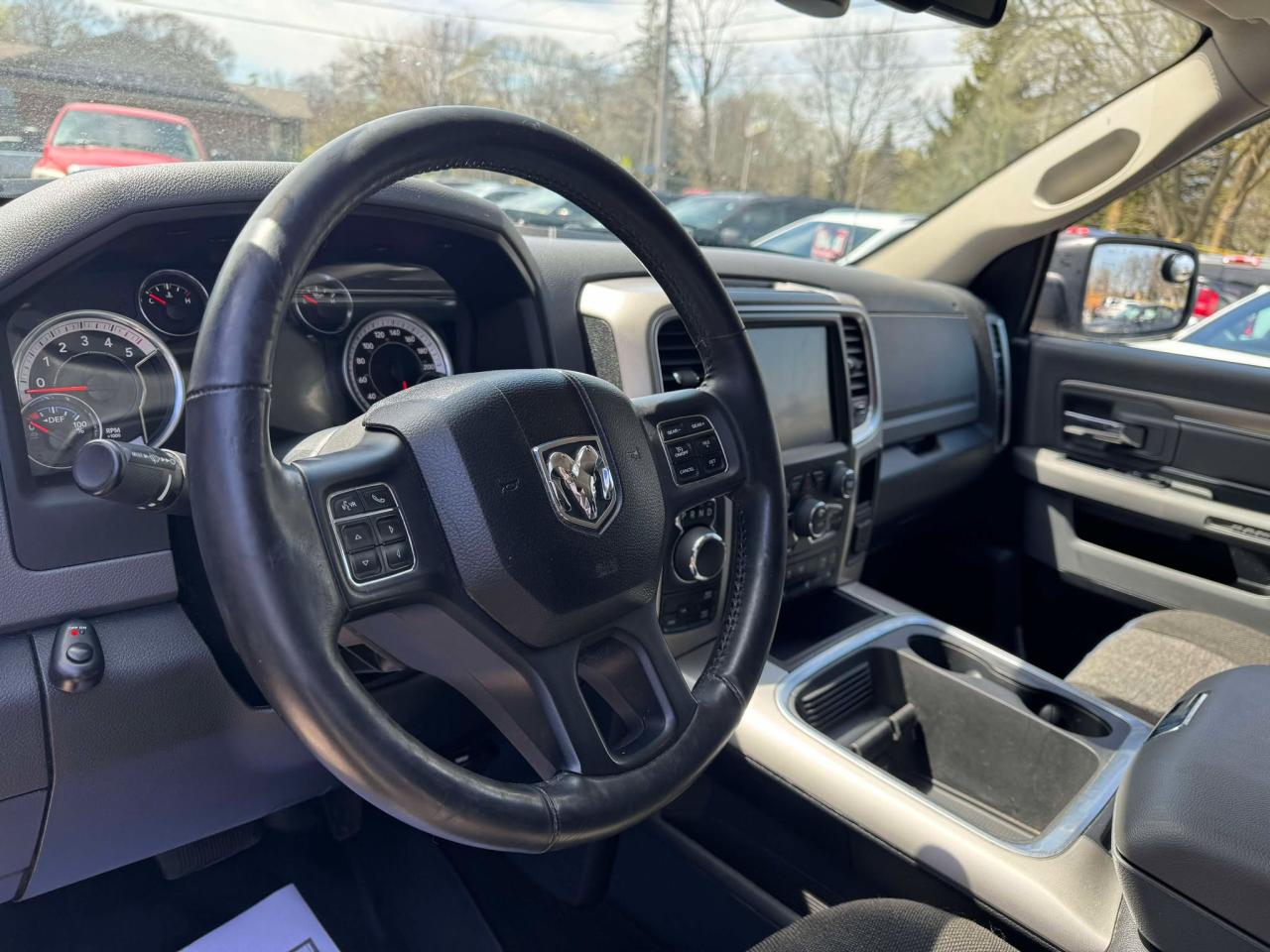 2016 RAM 1500 4WD CREW CAB 140.5" OUTDOORSMAN - Photo #12