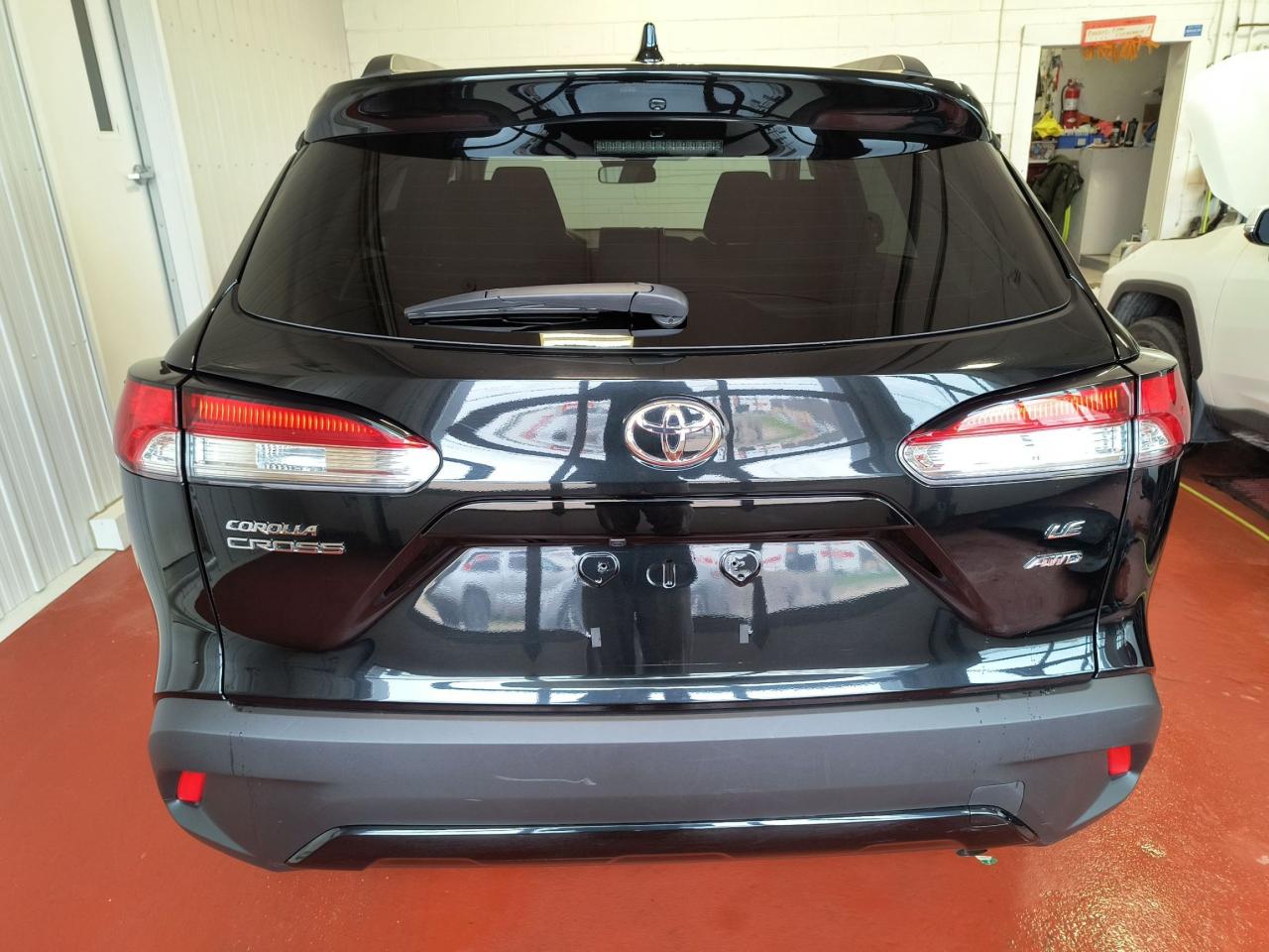 2024 Toyota Corolla Cross LE AWD Photo4