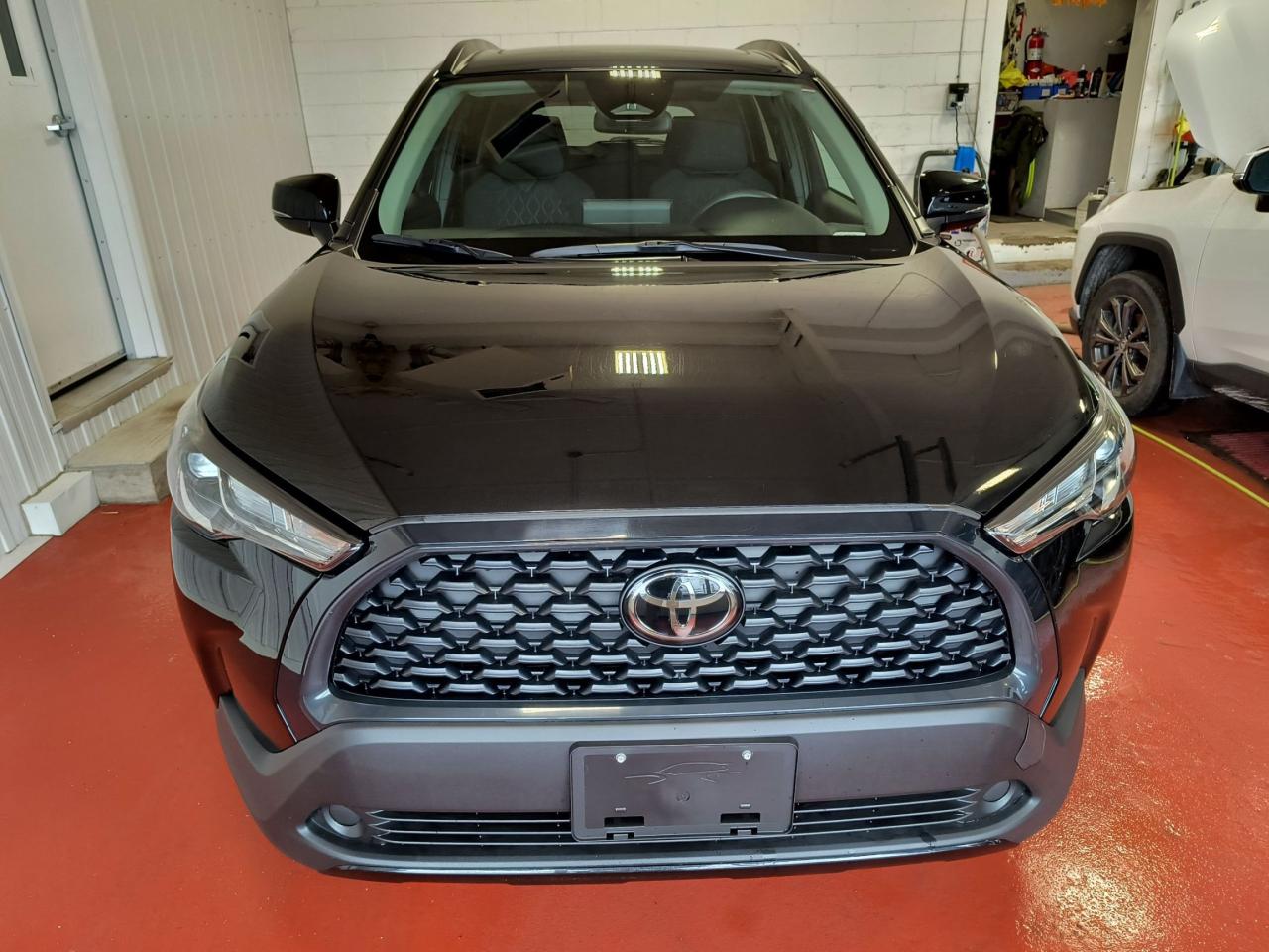 2024 Toyota Corolla Cross LE AWD Photo2