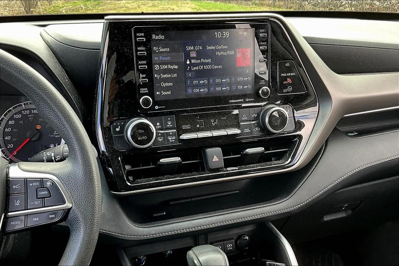 2020 Toyota Highlander LE Photo