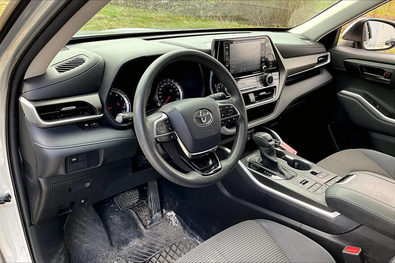 2020 Toyota Highlander LE Photo1