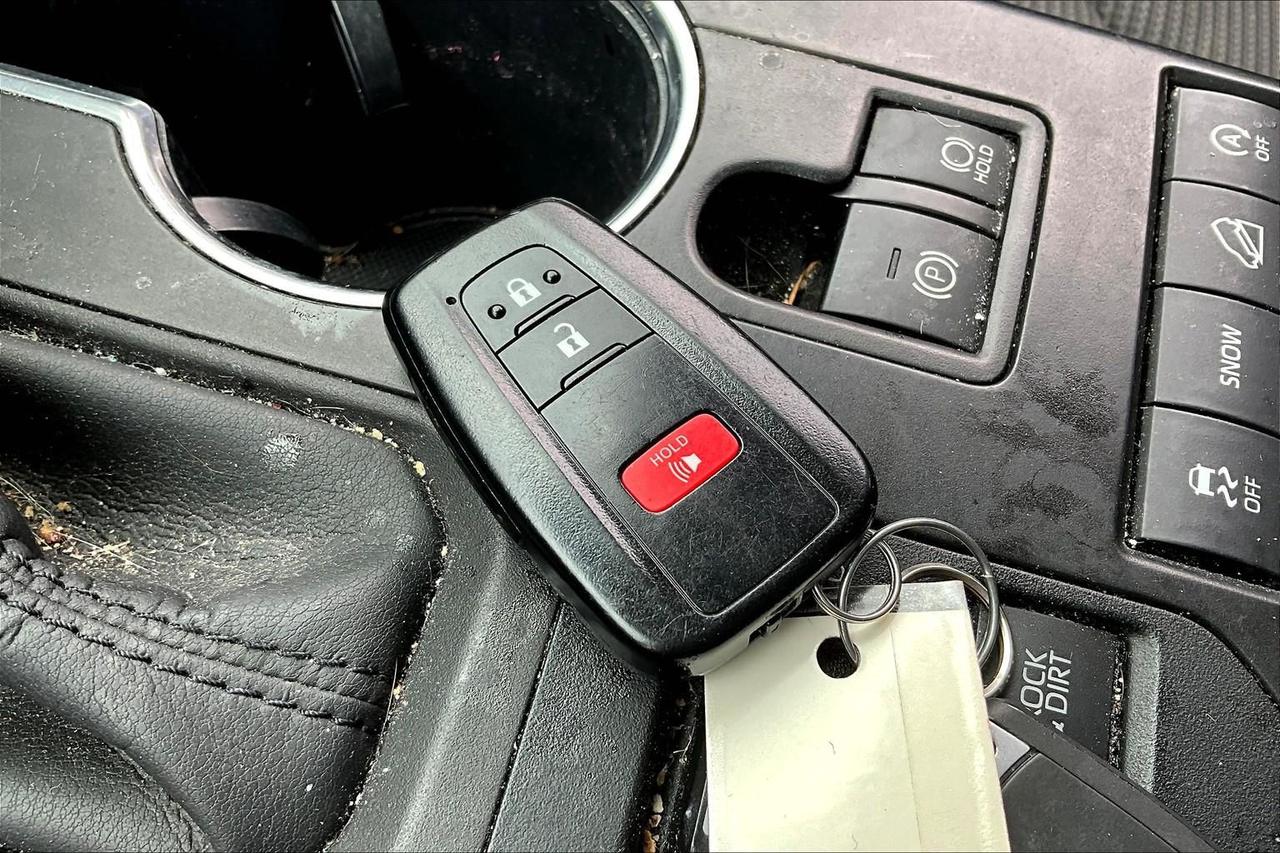 2020 Toyota Highlander LE Photo