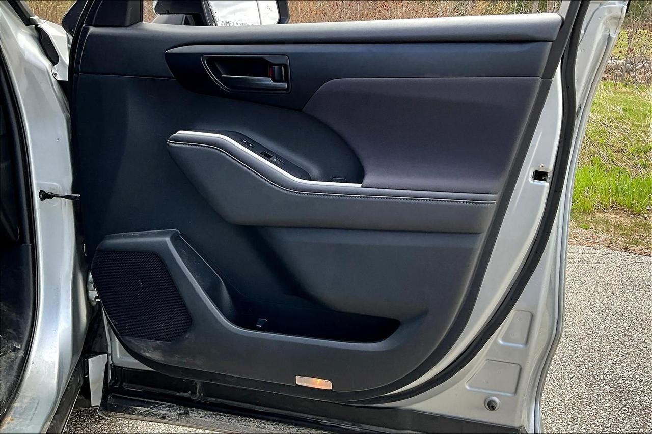 2020 Toyota Highlander LE Photo