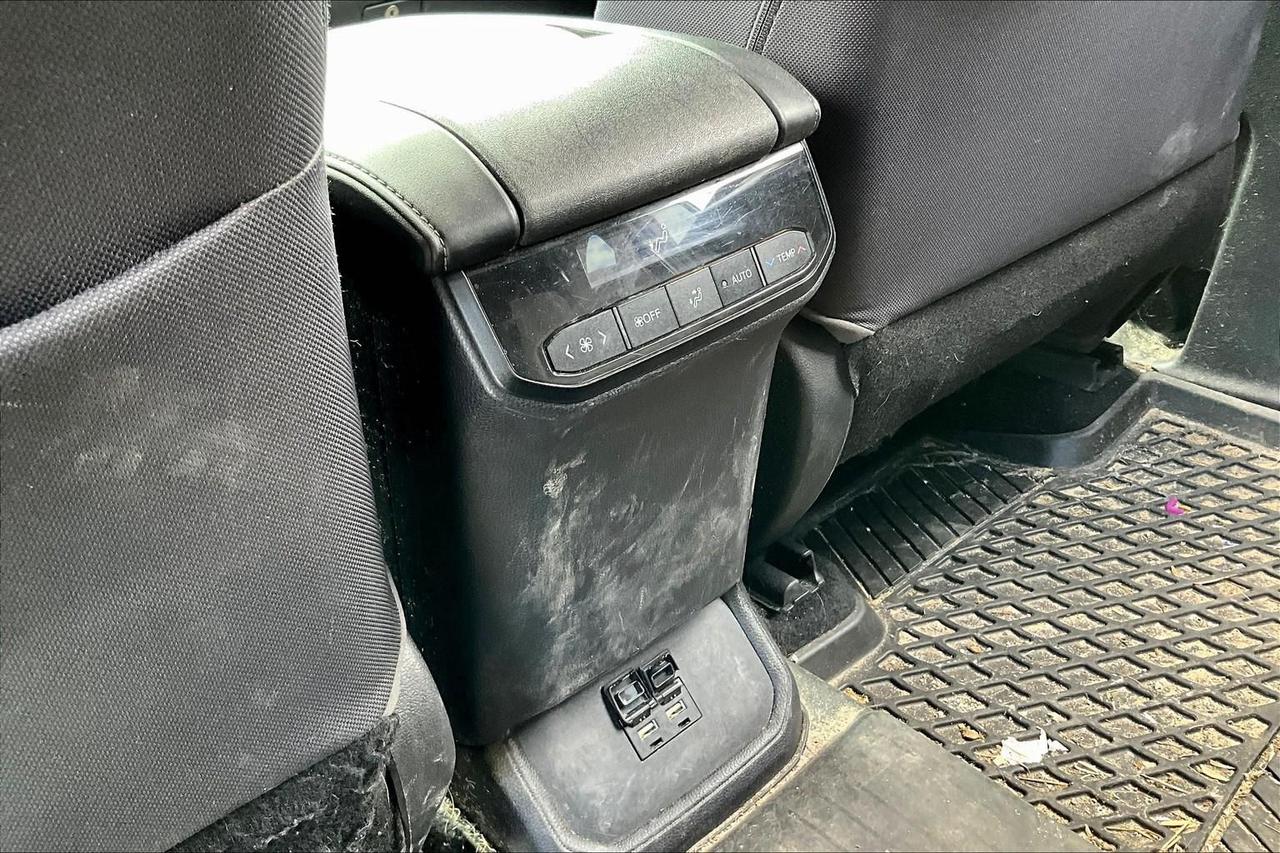 2020 Toyota Highlander LE Photo