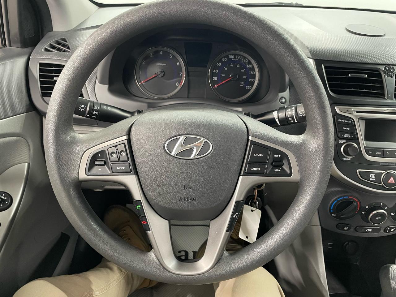 2016 Hyundai Accent GL Photo10