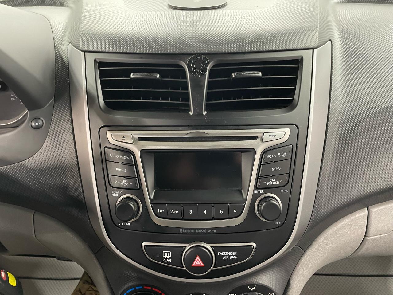 2016 Hyundai Accent GL Photo9