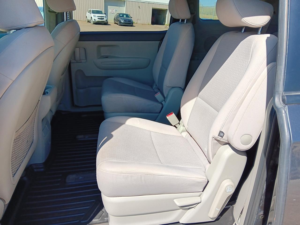 2018 Kia Sedona LX, 7 Pass BU Cam, Htd Seats, Park Assist - Photo #16