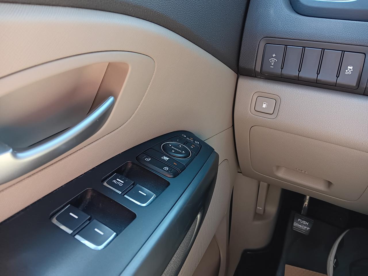 2018 Kia Sedona LX, 7 Pass BU Cam, Htd Seats, Park Assist - Photo #20