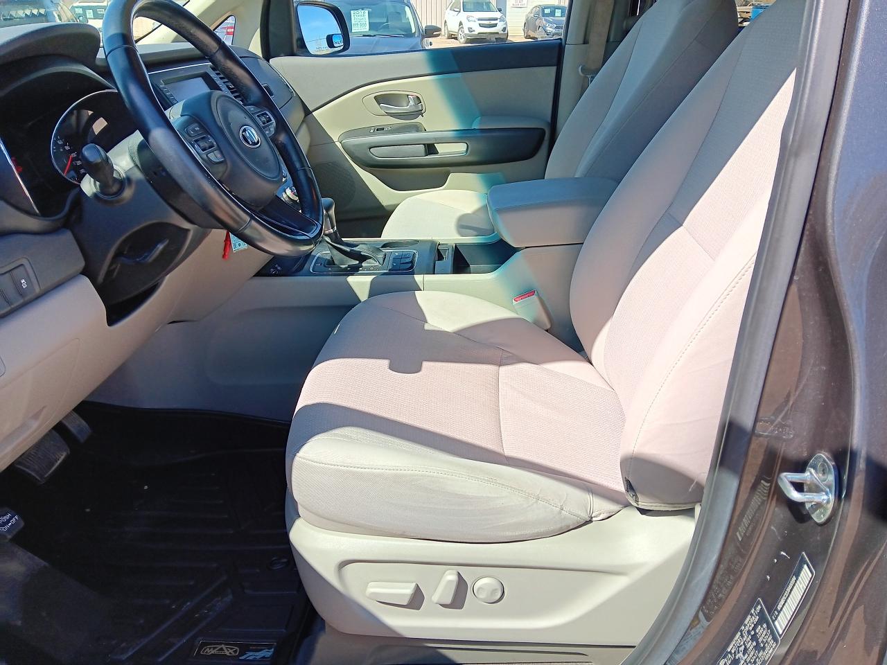 2018 Kia Sedona LX, 7 Pass BU Cam, Htd Seats, Park Assist - Photo #14