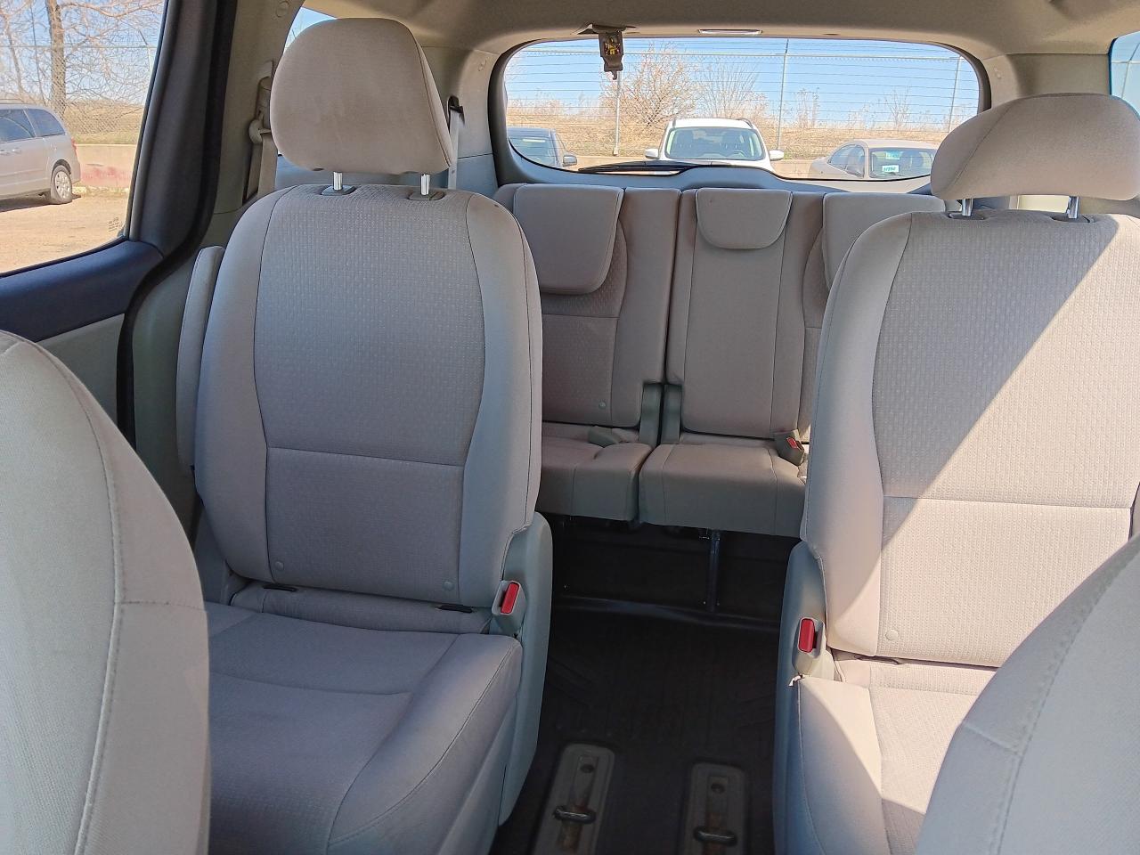 2018 Kia Sedona LX, 7 Pass BU Cam, Htd Seats, Park Assist - Photo #15
