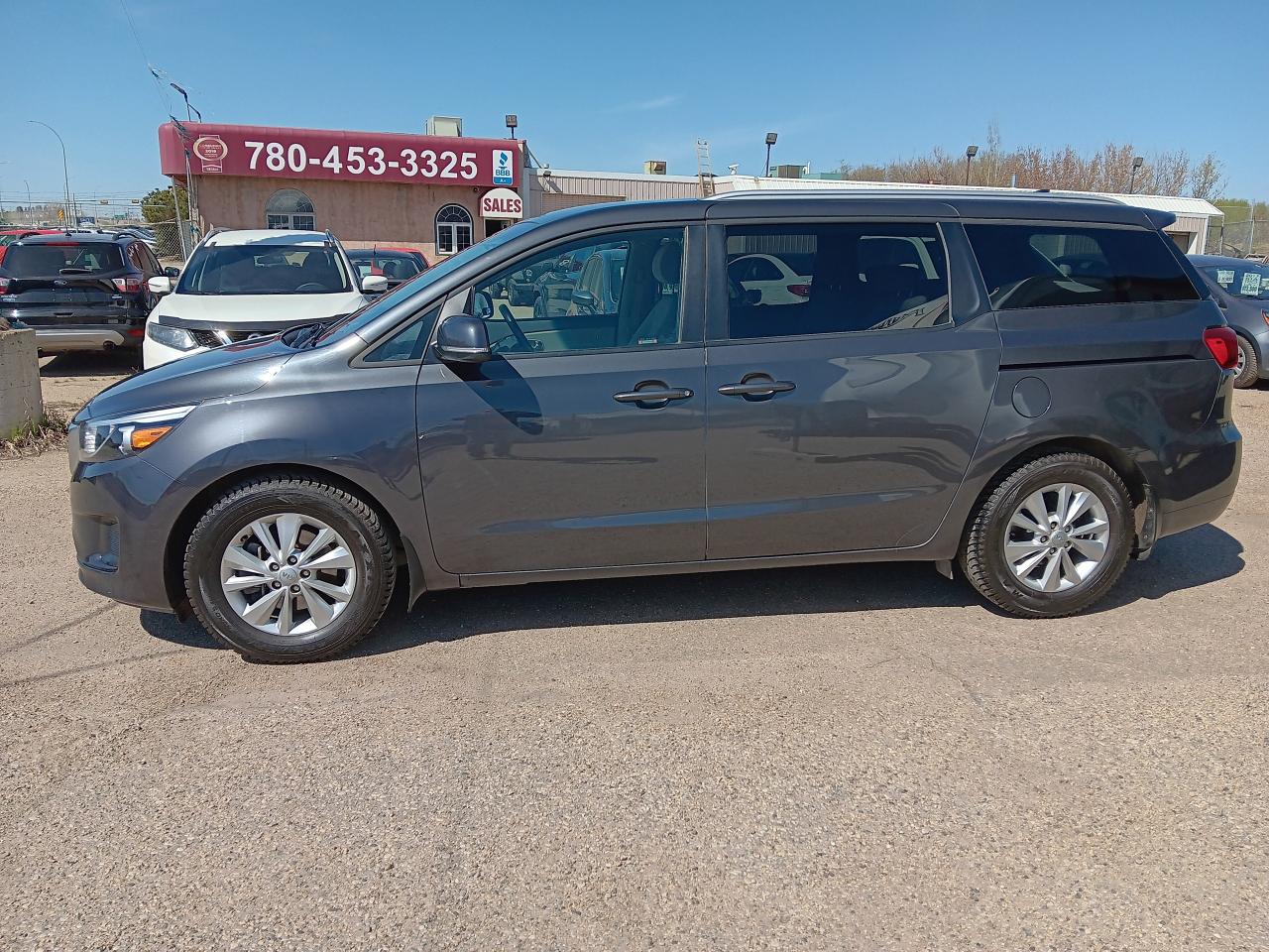 2018 Kia Sedona LX, 7 Pass BU Cam, Htd Seats, Park Assist - Photo #4
