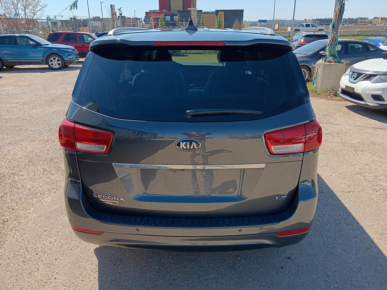 2018 Kia Sedona LX, 7 Pass BU Cam, Htd Seats, Park Assist - Photo #6