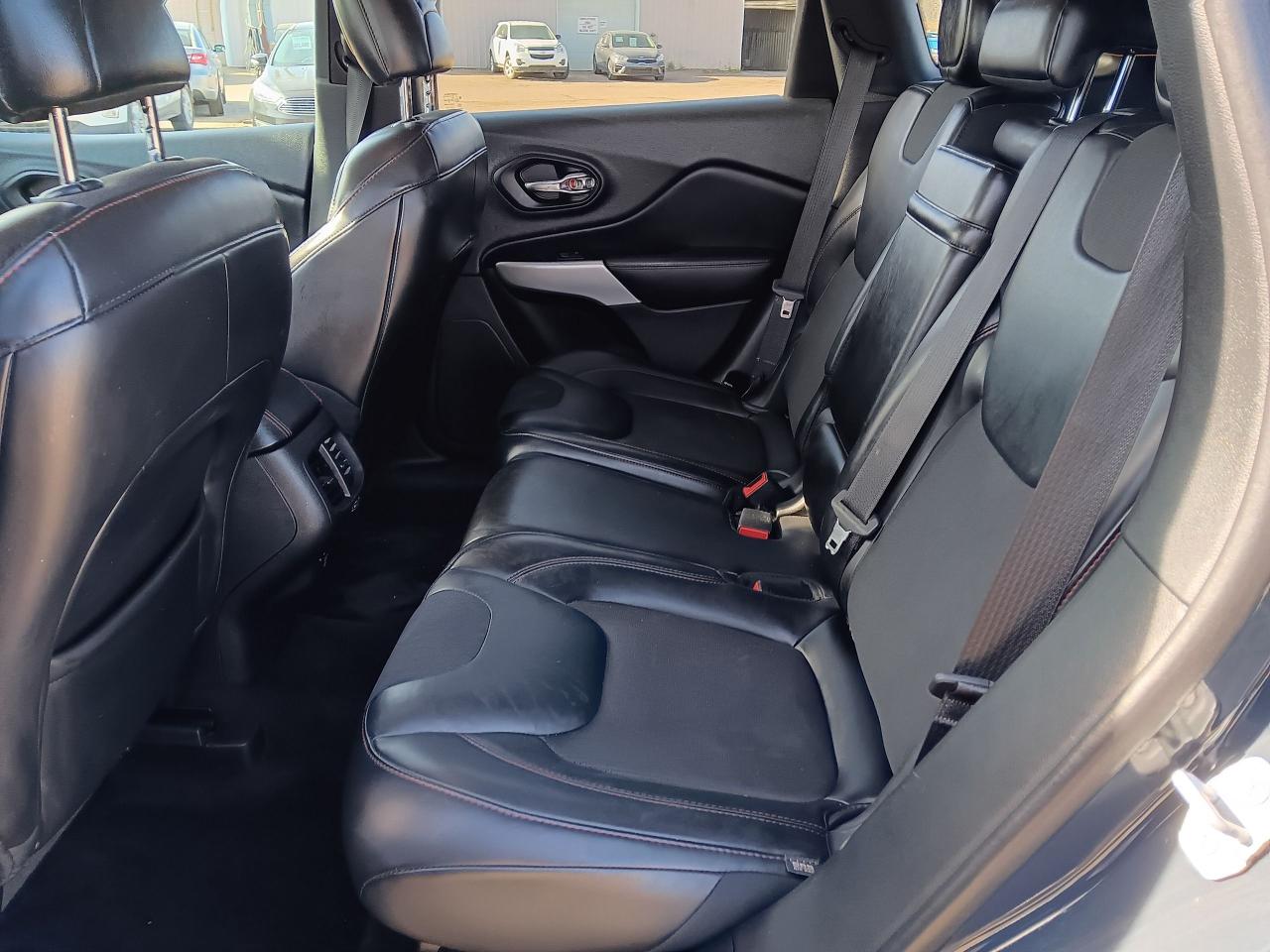 2017 Jeep Cherokee Trailhawk 4X4, Leather, BU Cam - Photo #18