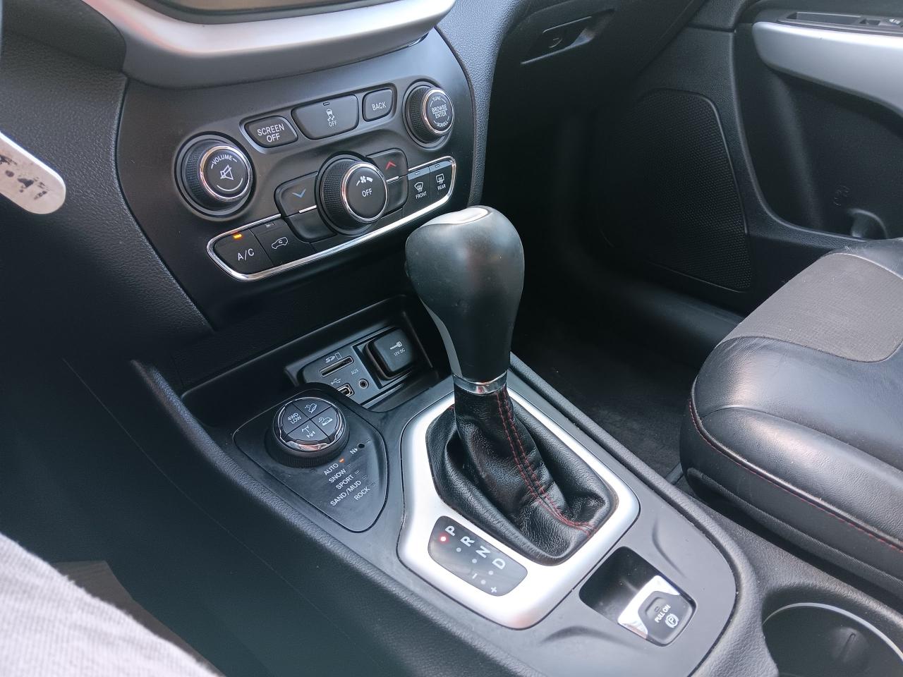 2017 Jeep Cherokee Trailhawk 4X4, Leather, BU Cam - Photo #19