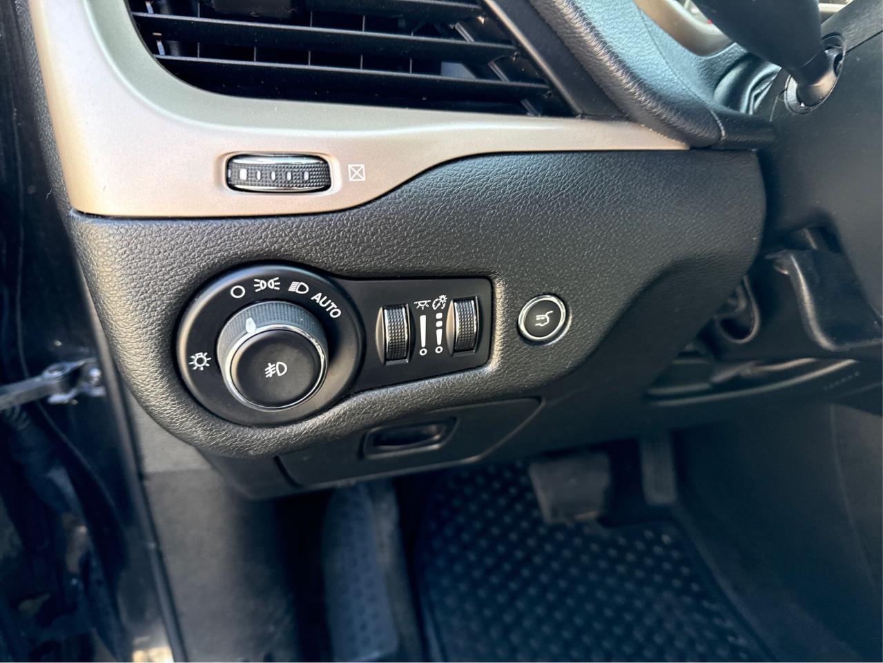 2015 Jeep Cherokee North - Photo #16