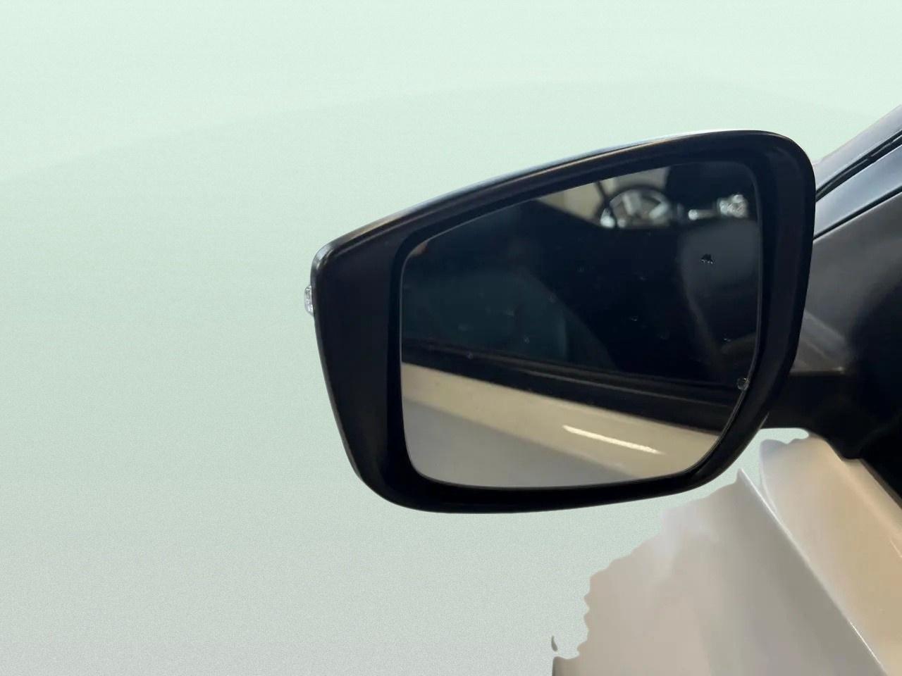 2019 Nissan Kicks SR Photo