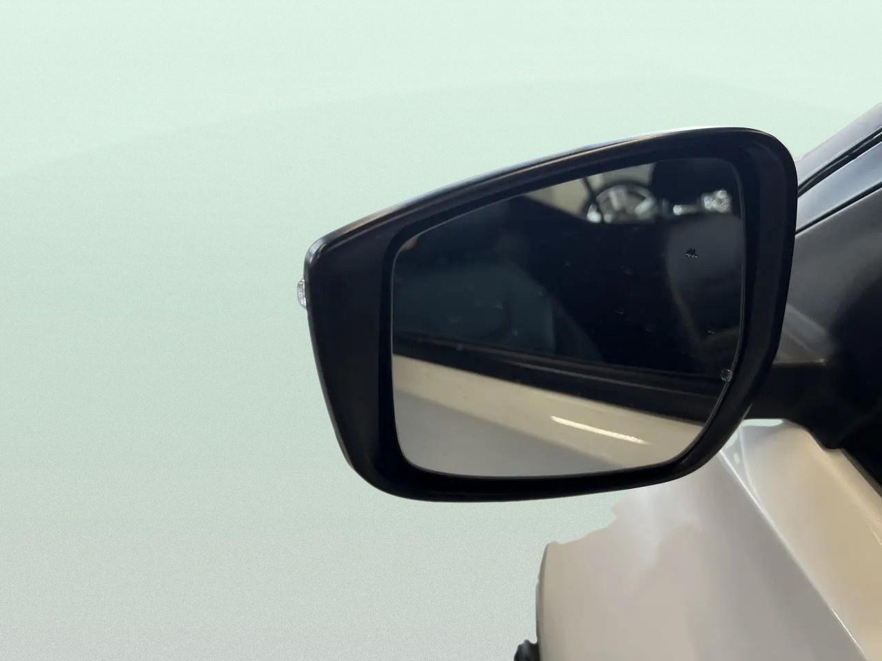 2019 Nissan Kicks SR Photo