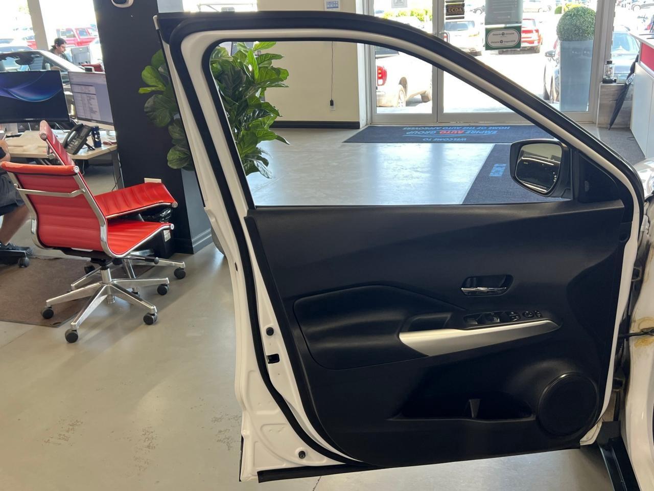 2019 Nissan Kicks SR Photo