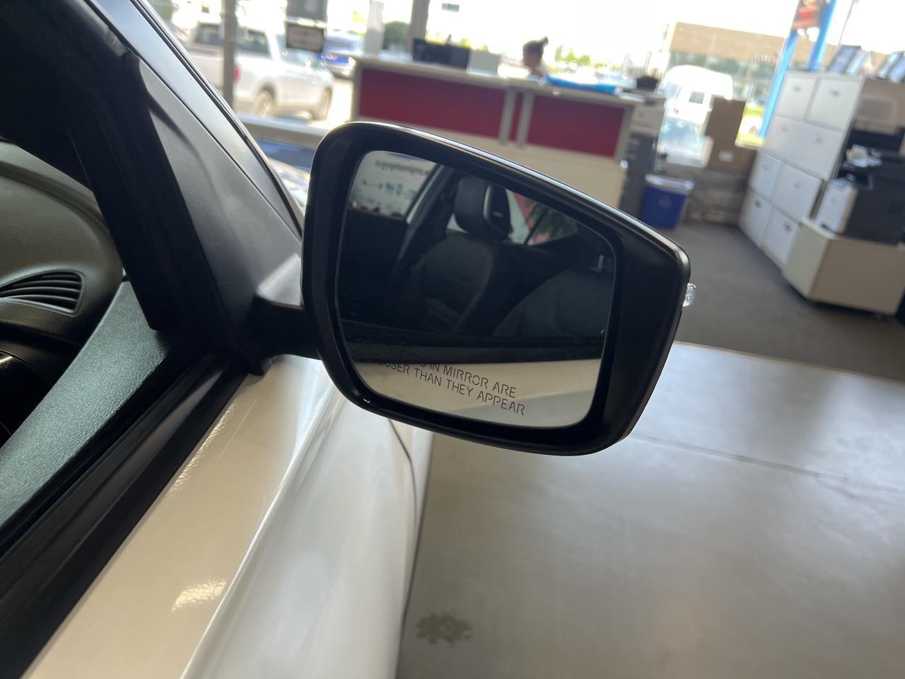 2019 Nissan Kicks SR Photo