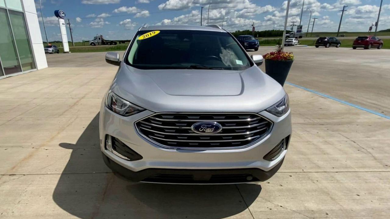 2019 Ford Edge Titanium AWD Photo2