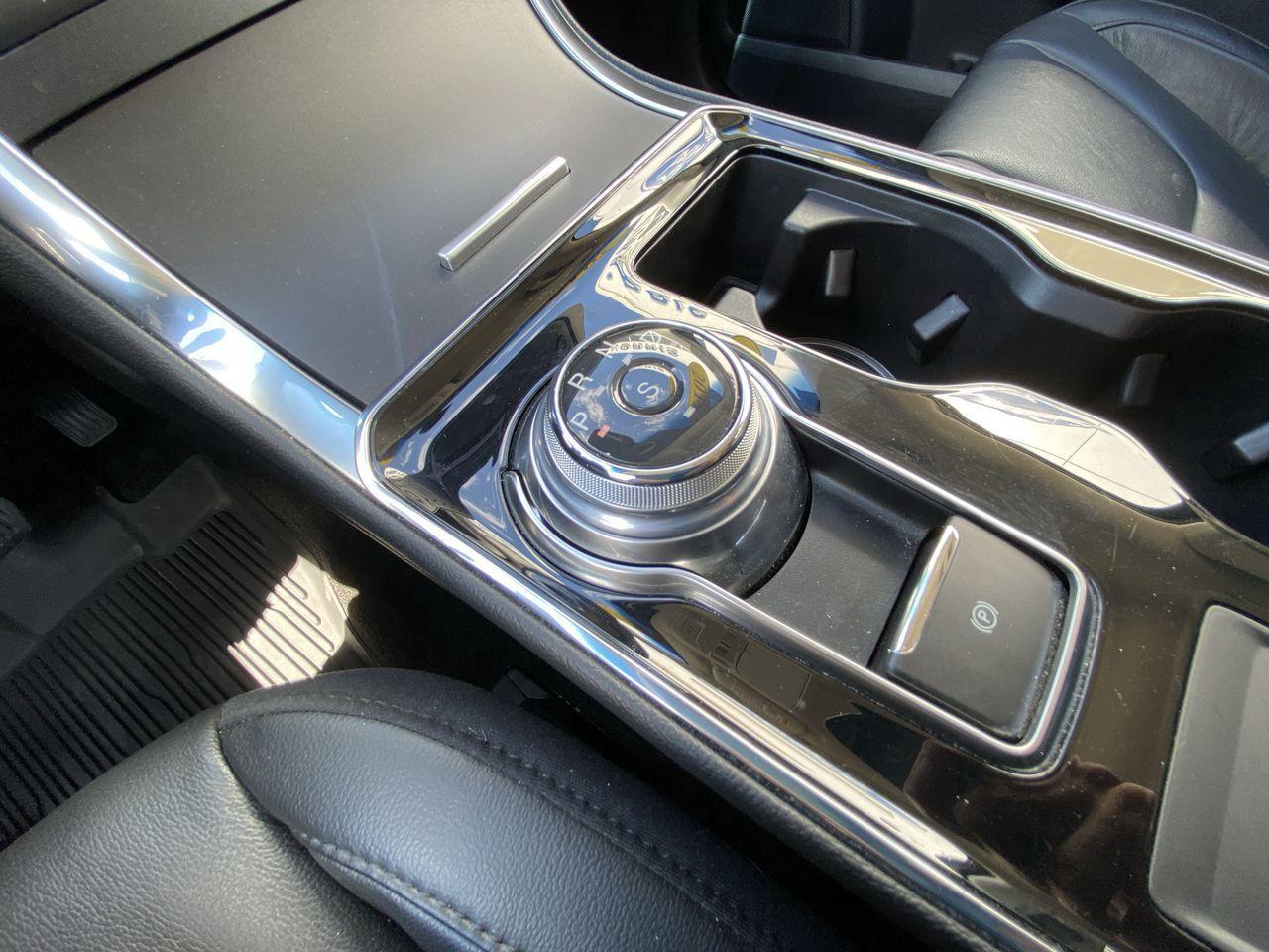 2019 Ford Edge Titanium AWD Photo5