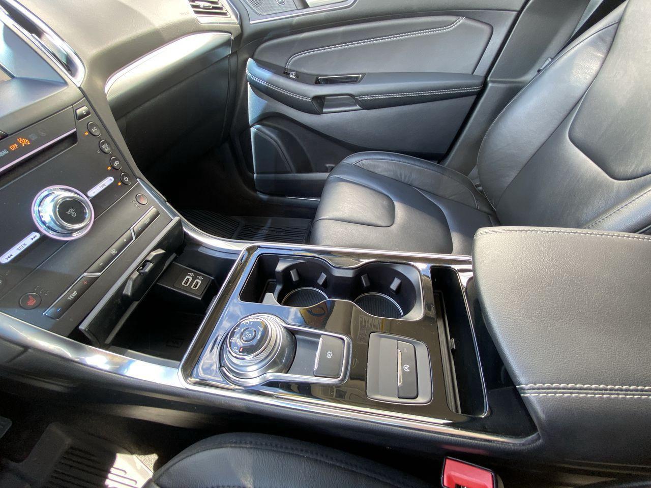 2019 Ford Edge Titanium AWD Photo5