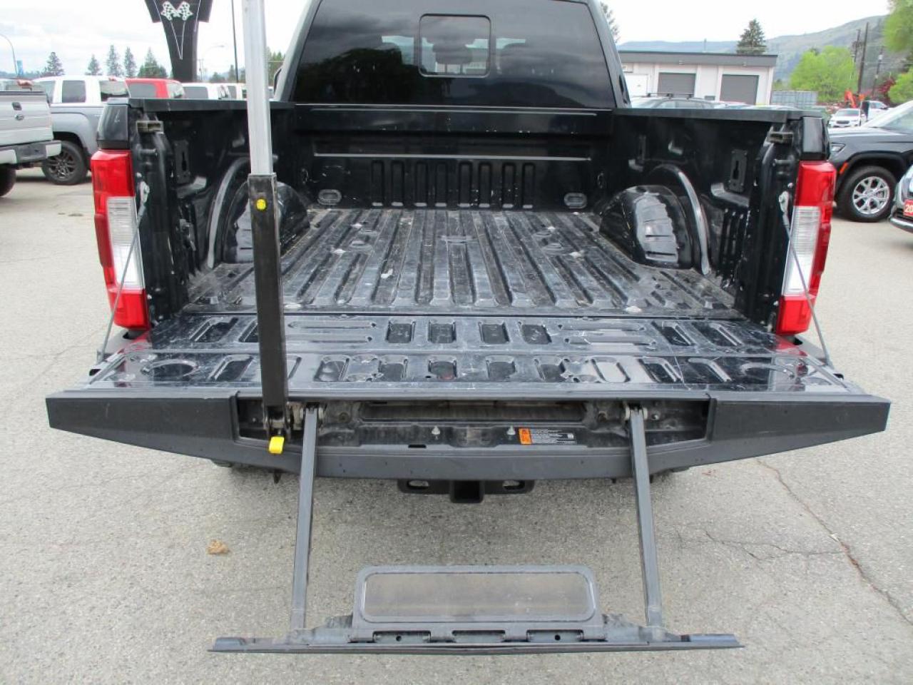 2019 Ford F-350 SD Lariat Crew Cab 4WD Photo9