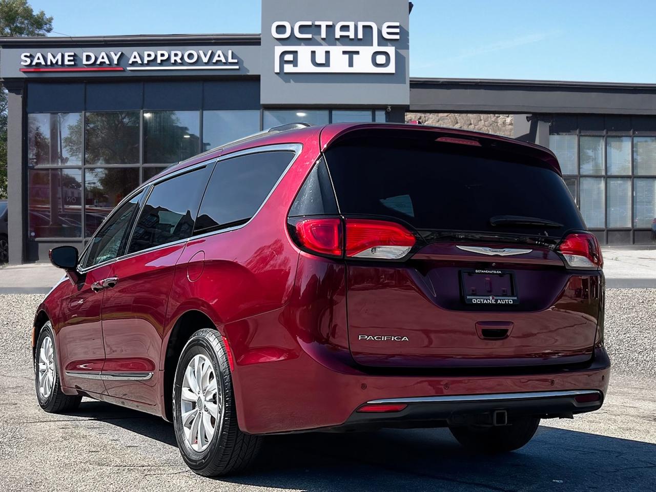 2017 Chrysler Pacifica Touring-L - Photo #4